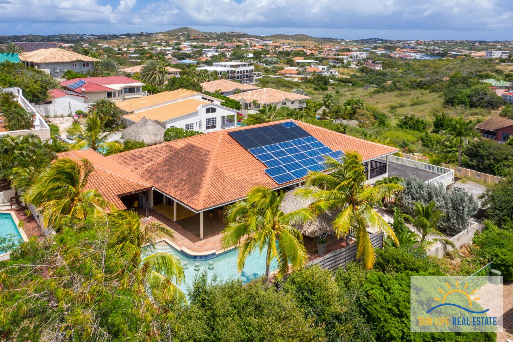 Villa plus appartementen te koop in Jan Thiel