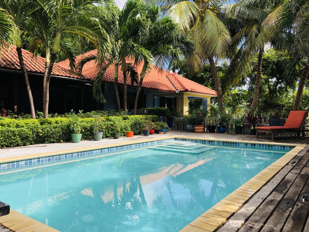 Gerenoveerde 6 slaapkamer gezinsvilla in Emmastad te koop