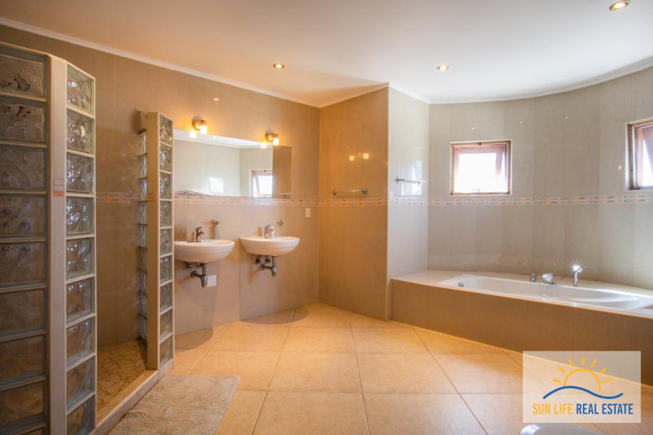 House for sale in Vista Royal-20