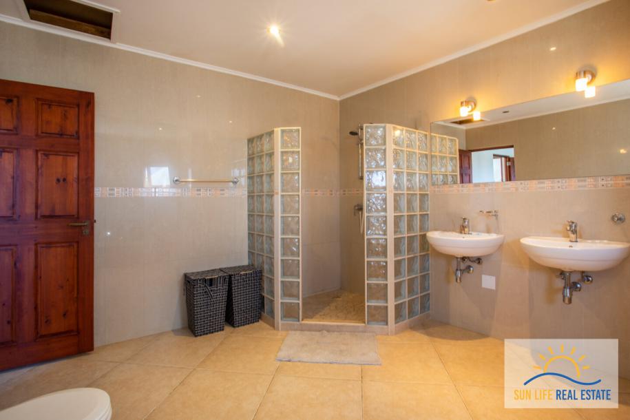 House for sale in Vista Royal-19