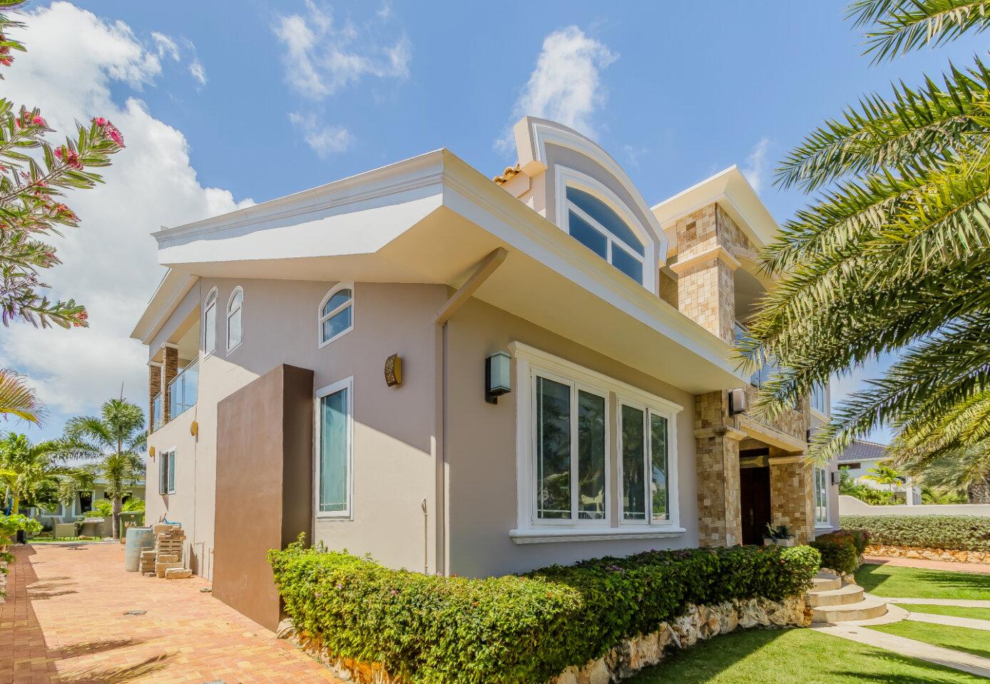 Large Villa Plus Apartments For Sale in Jan Thiel