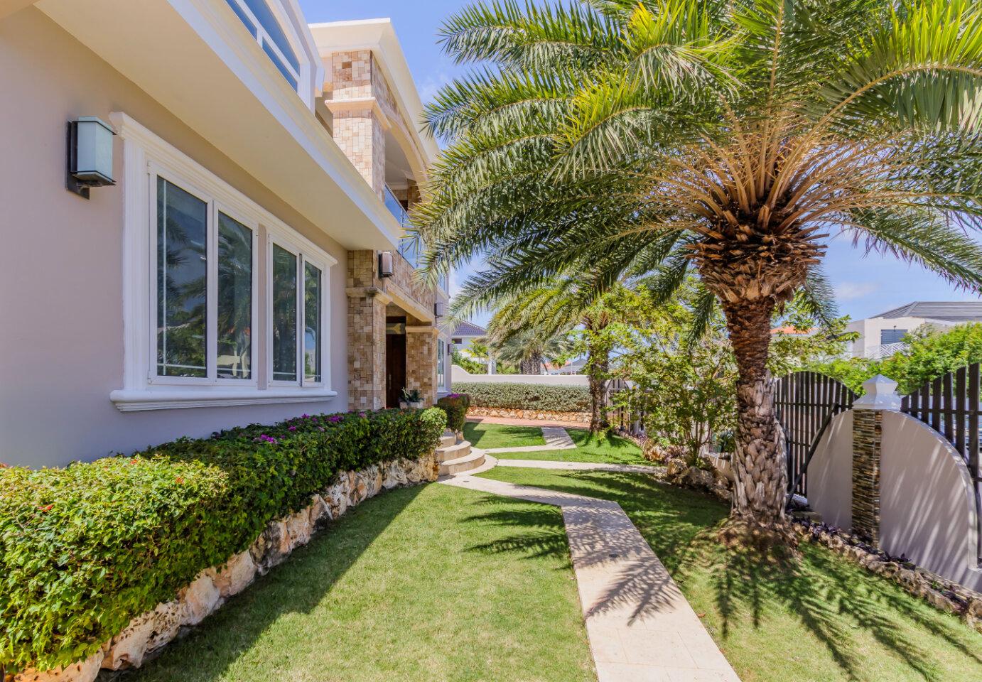 Large Villa Plus Apartments For Sale in Jan Thiel