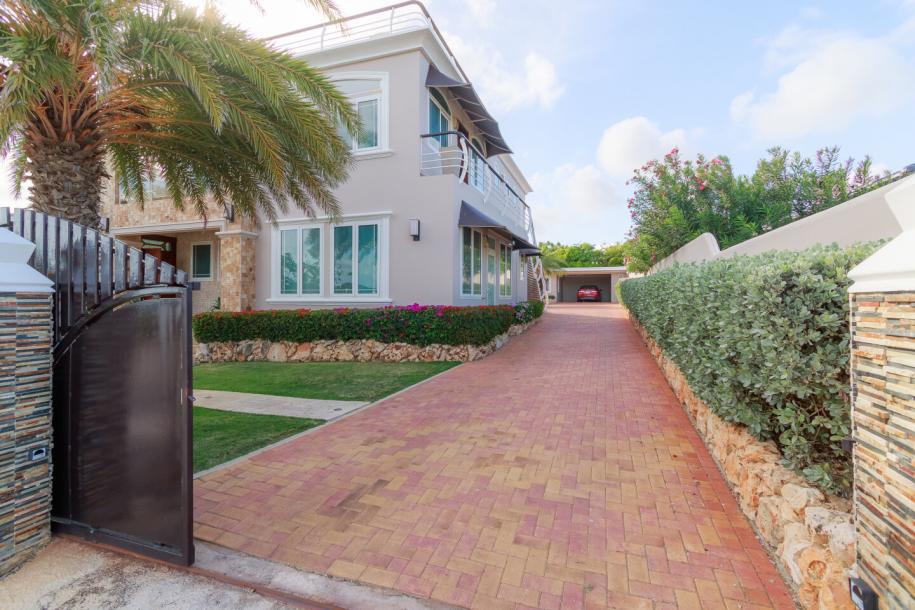 Large Villa Plus Apartments For Sale in Jan Thiel-17