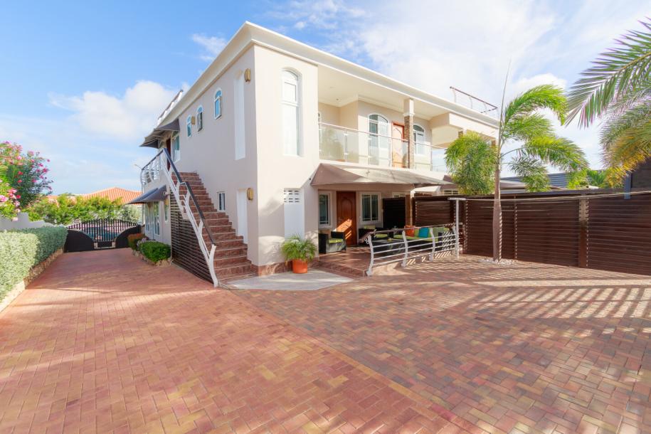 Large Villa Plus Apartments For Sale in Jan Thiel-14