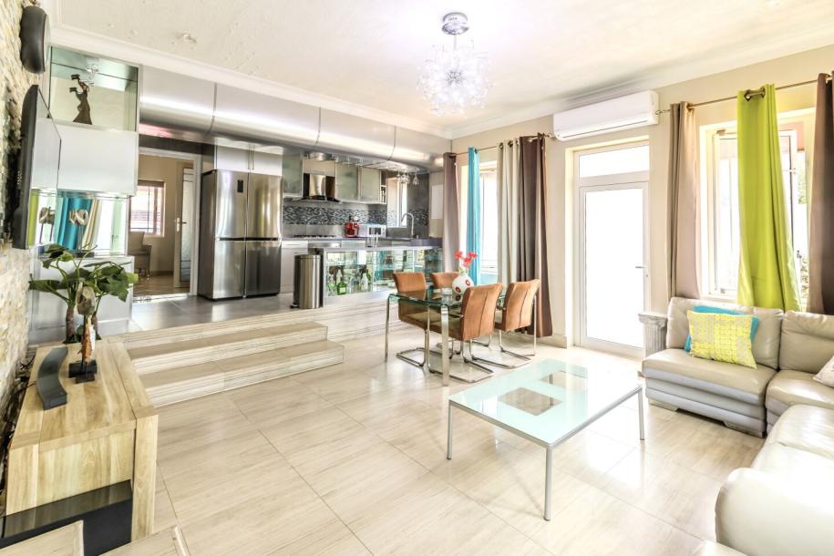 Large Villa Plus Apartments For Sale in Jan Thiel-8