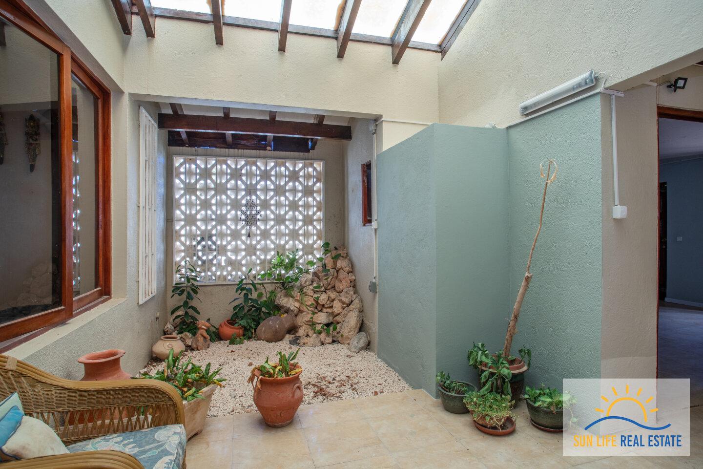 Large Fixer Up for Sale in Jan Thiel on a 1300 M2 plot