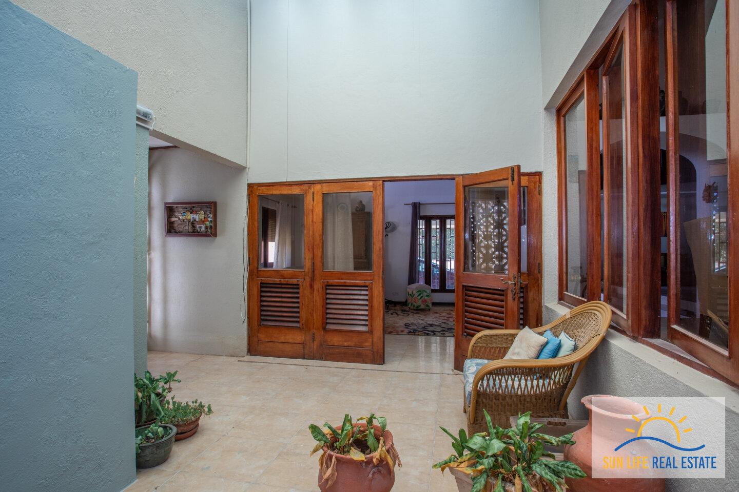 Large Fixer Up for Sale in Jan Thiel on a 1300 M2 plot