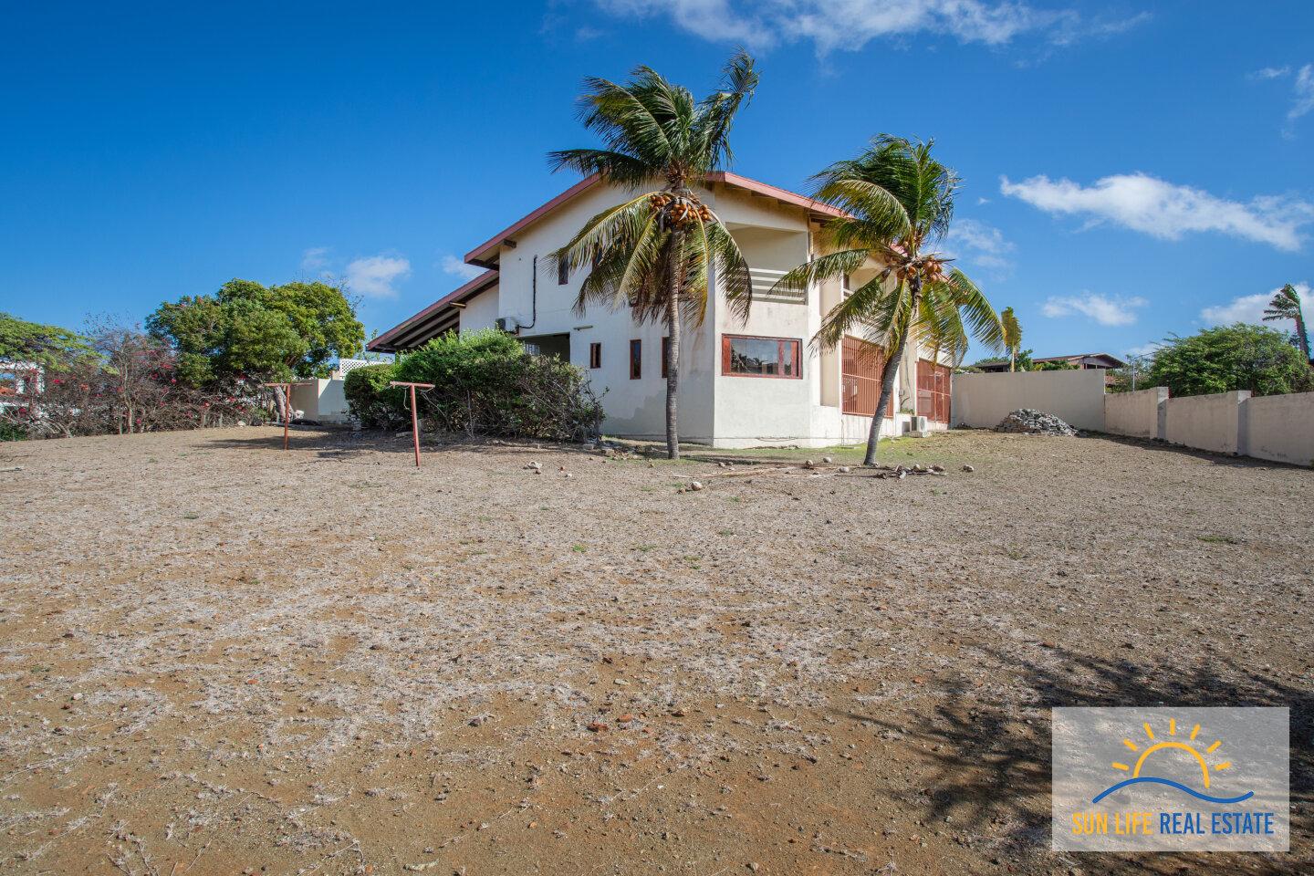 Large Fixer Up for Sale in Jan Thiel on a 1300 M2 plot