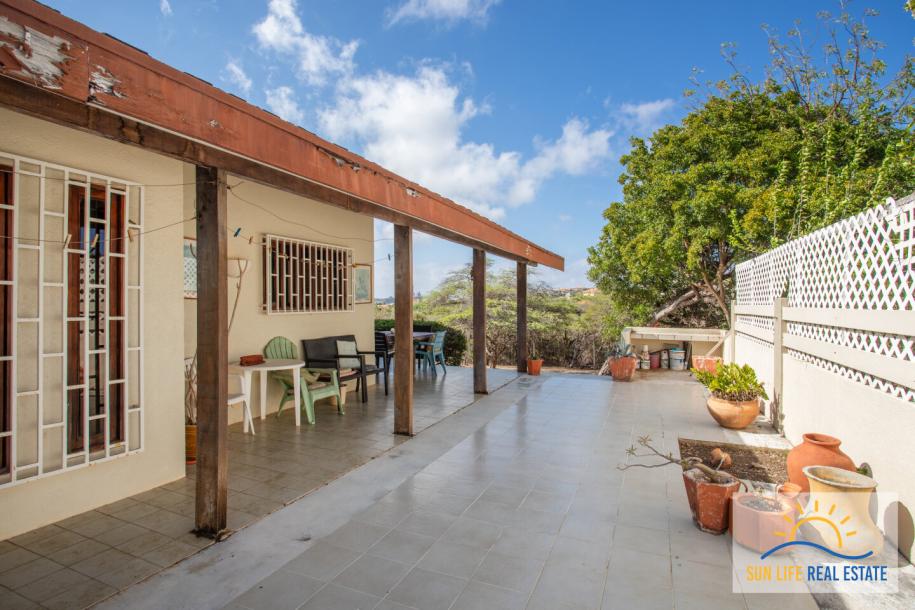 Large Fixer Up for Sale in Jan Thiel on a 1300 M2 plot-16