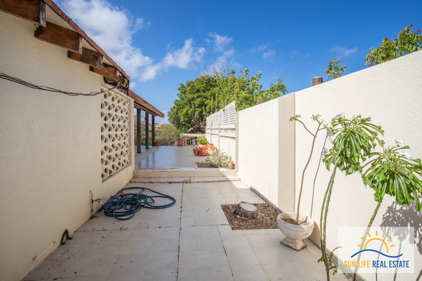 Large Fixer Up for Sale in Jan Thiel on a 1300 M2 plot