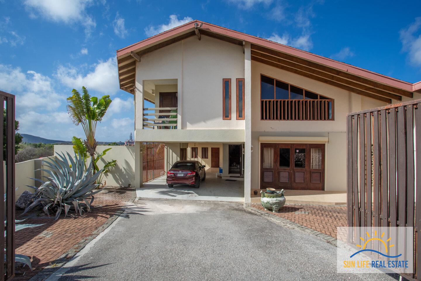 Large Fixer Up for Sale in Jan Thiel on a 1300 M2 plot