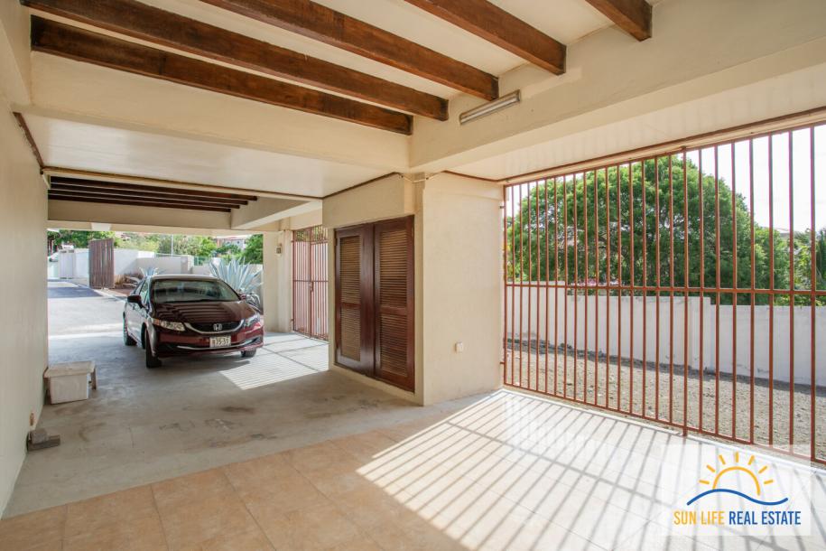 Large Fixer Up for Sale in Jan Thiel on a 1300 M2 plot-9