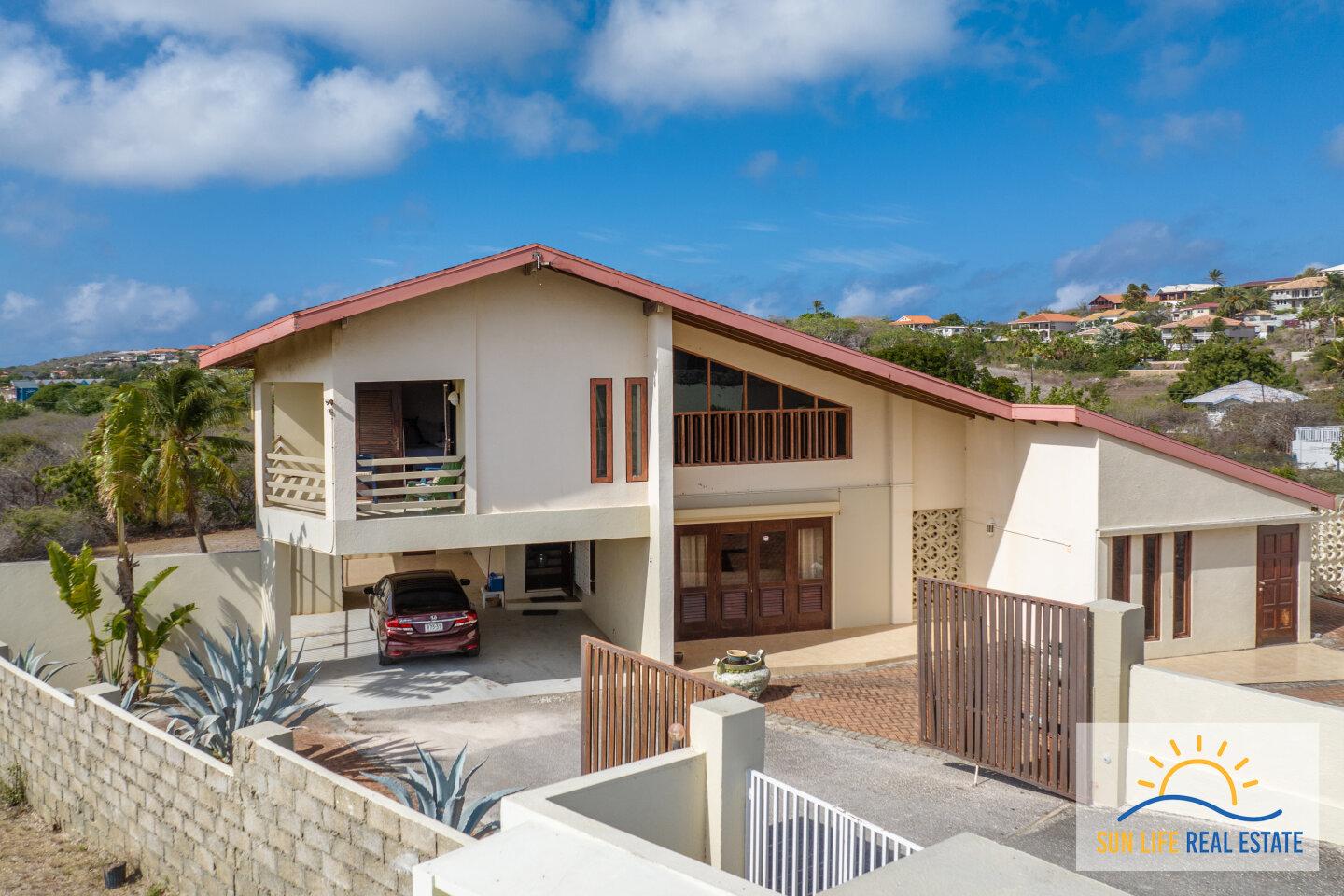 Large Fixer Up for Sale in Jan Thiel on a 1300 M2 plot