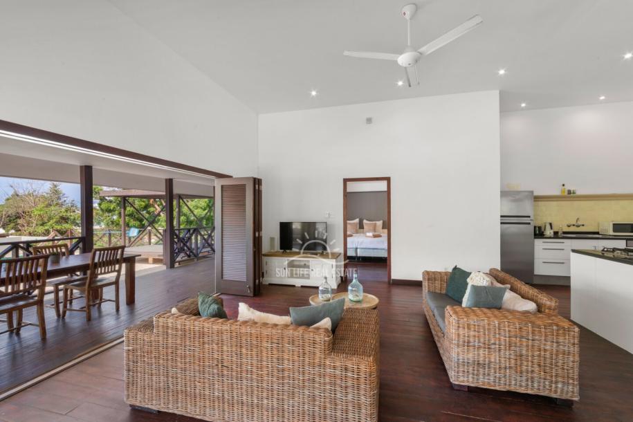 Stunning Villa with Modern Comfort and Natural Charm in Vista Royal-39