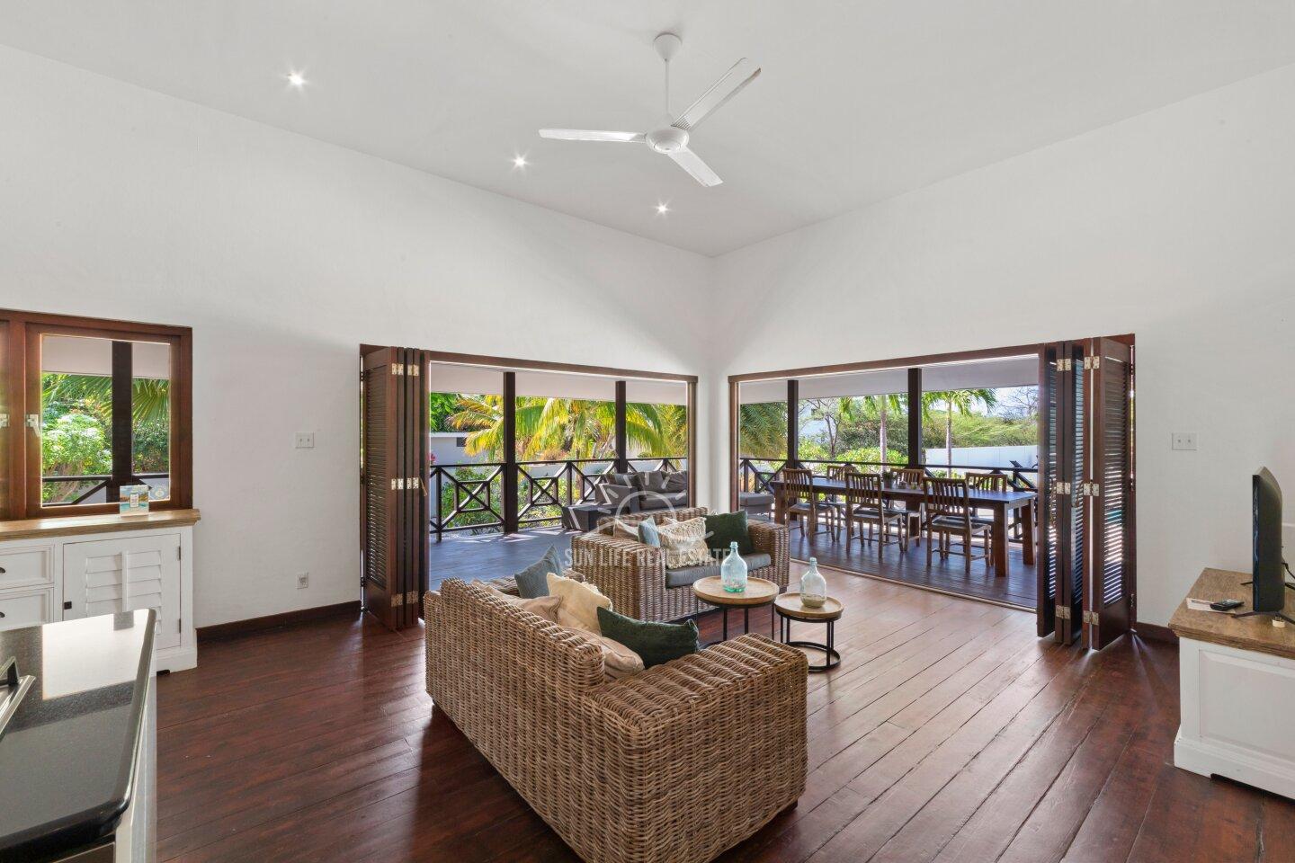 Stunning Villa with Modern Comfort and Natural Charm in Vista Royal