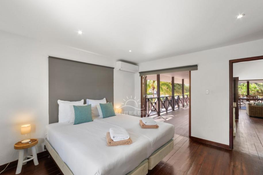 Stunning Villa with Modern Comfort and Natural Charm in Vista Royal-34