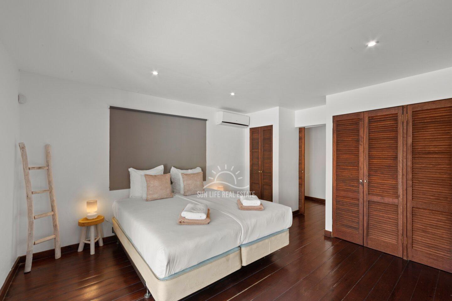 Stunning Villa with Modern Comfort and Natural Charm in Vista Royal