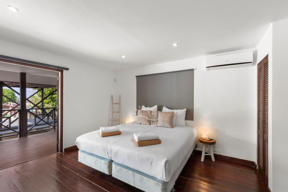 Stunning Villa with Modern Comfort and Natural Charm in Vista Royal-26