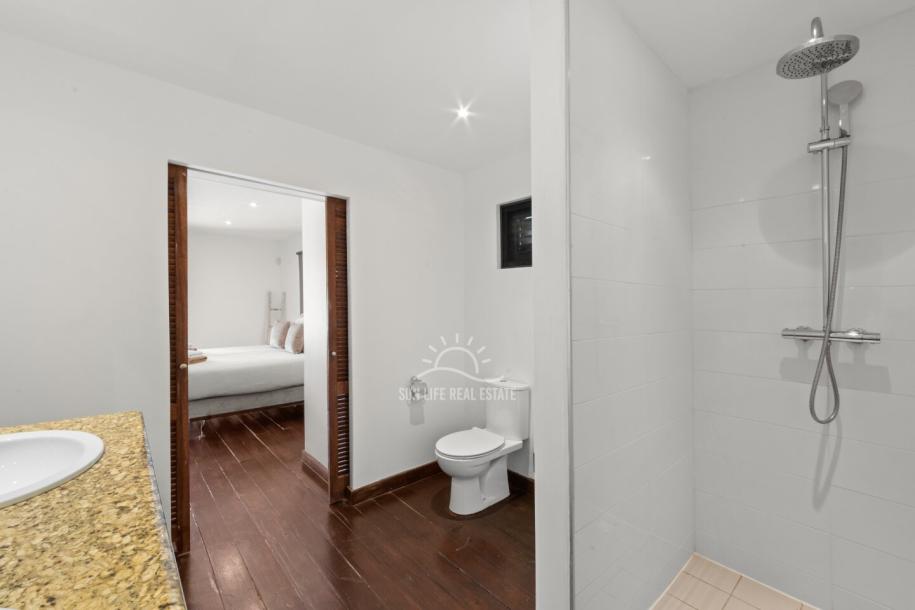 Stunning Villa with Modern Comfort and Natural Charm in Vista Royal-24