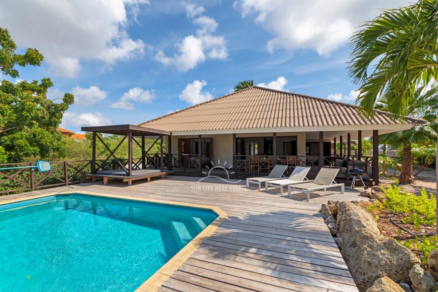 Stunning Villa with Modern Comfort and Natural Charm in Vista Royal