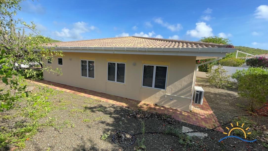 Seize the Opportunity to Invest in Your Dream Villa at the Beautiful Villapark Fontein Resort in Curacao-3