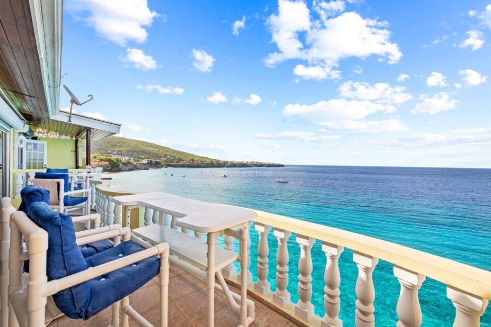 Oceanfront house for sale in Westpunt