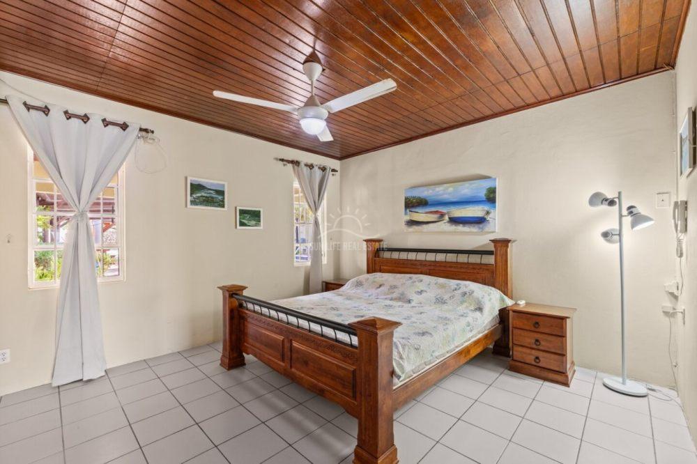 Oceanfront house for sale in Westpunt