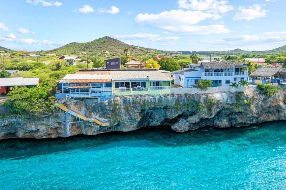 Oceanfront house for sale in Westpunt