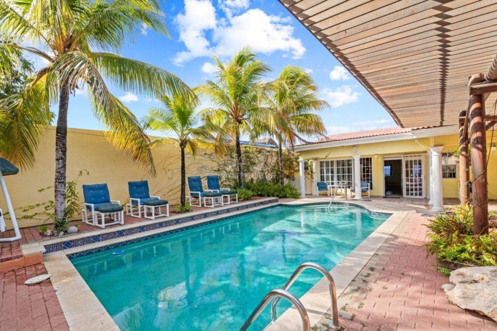 Oceanfront house for sale in Westpunt