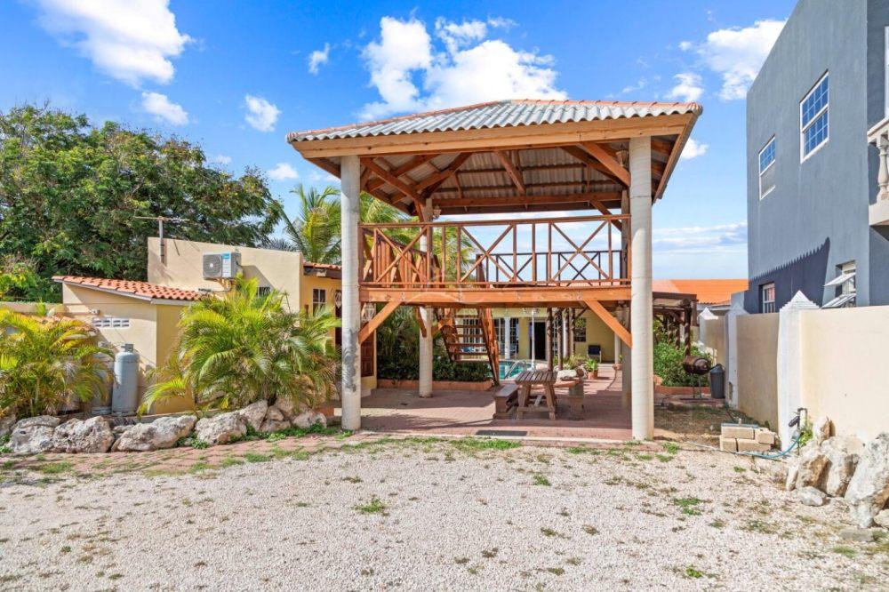 Oceanfront house for sale in Westpunt