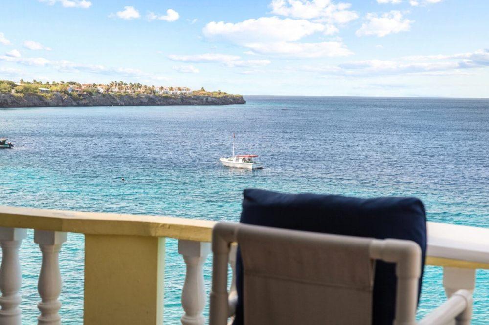 Oceanfront house for sale in Westpunt