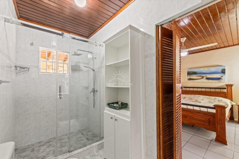 Oceanfront house for sale in Westpunt