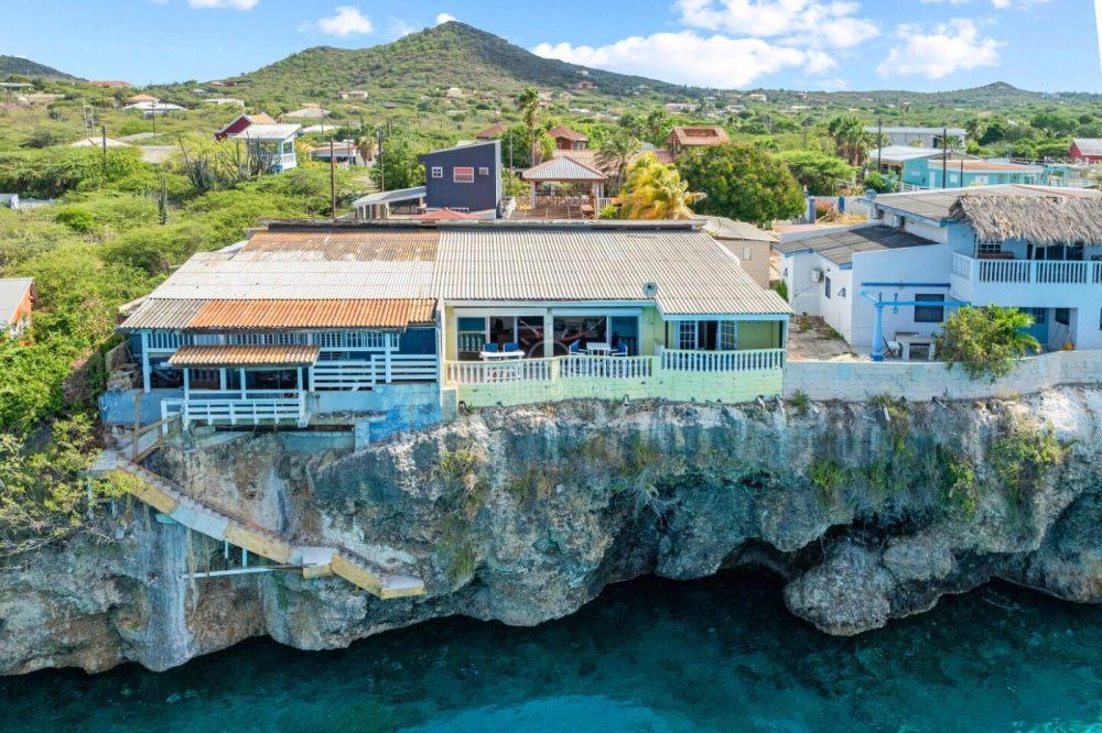 Oceanfront house for sale in Westpunt