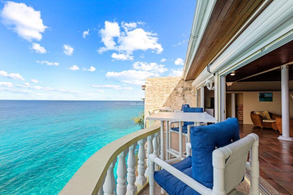 Oceanfront house for sale in Westpunt