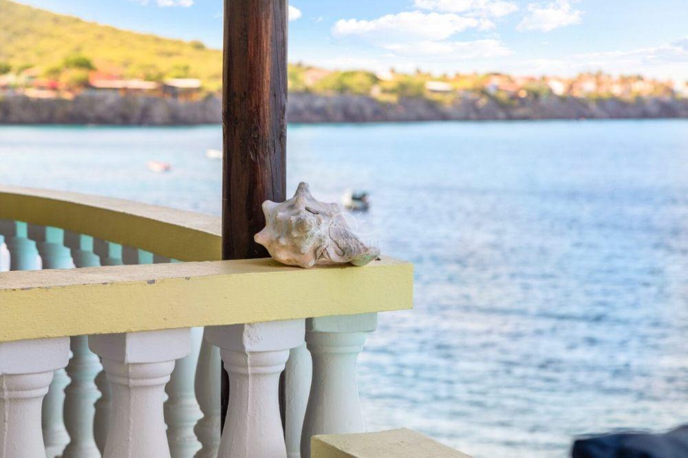 Oceanfront house for sale in Westpunt