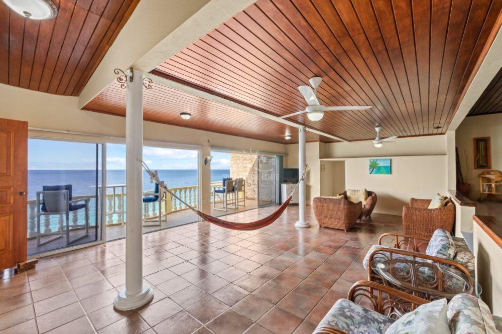 Oceanfront house for sale in Westpunt