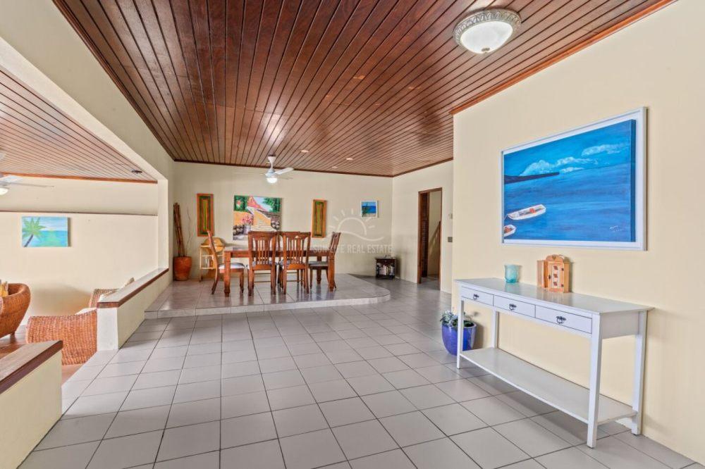 Oceanfront house for sale in Westpunt