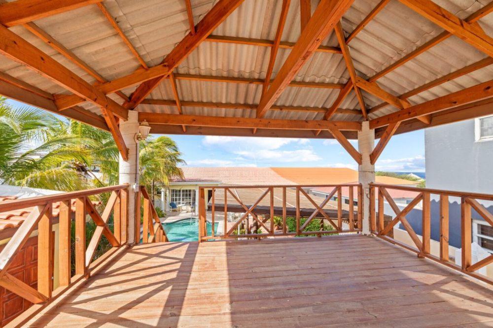 Oceanfront house for sale in Westpunt