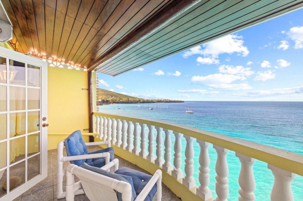 Oceanfront house for sale in Westpunt