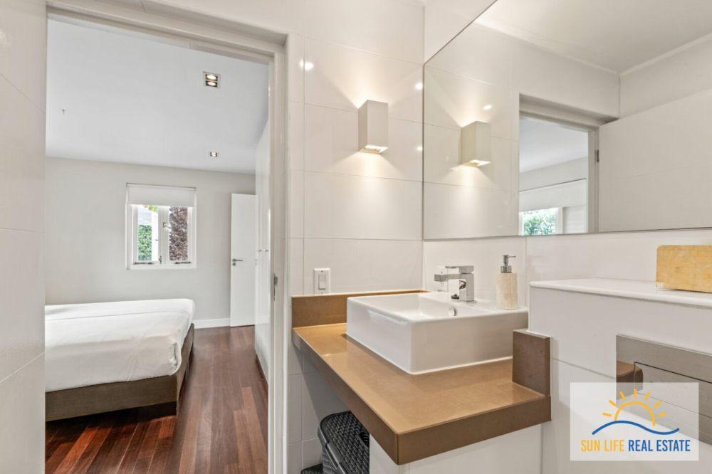 Tropical Villa For Sale in Vista Royal