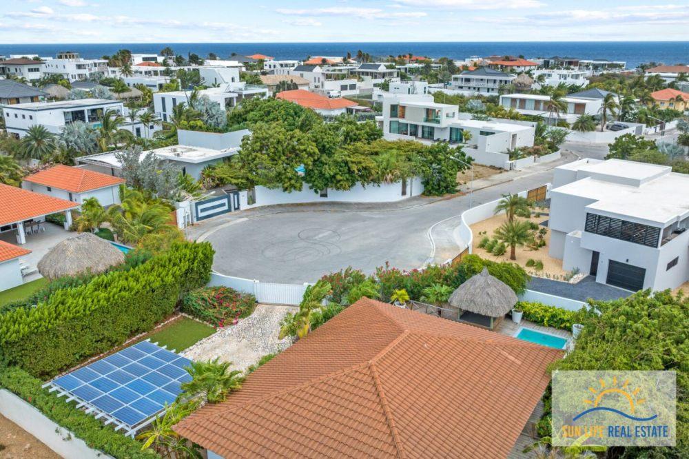 Tropical Villa For Sale in Vista Royal