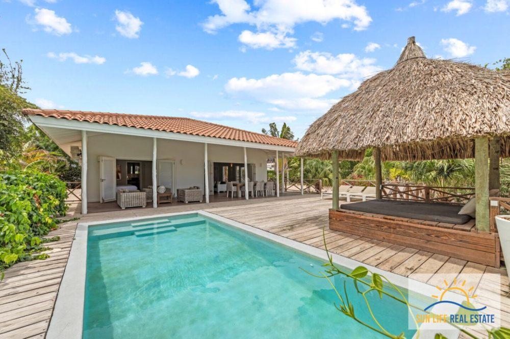 Tropical Villa For Sale in Vista Royal