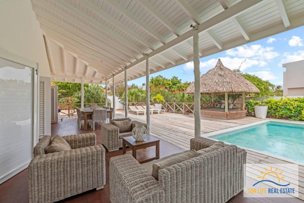 Tropical Villa For Sale in Vista Royal