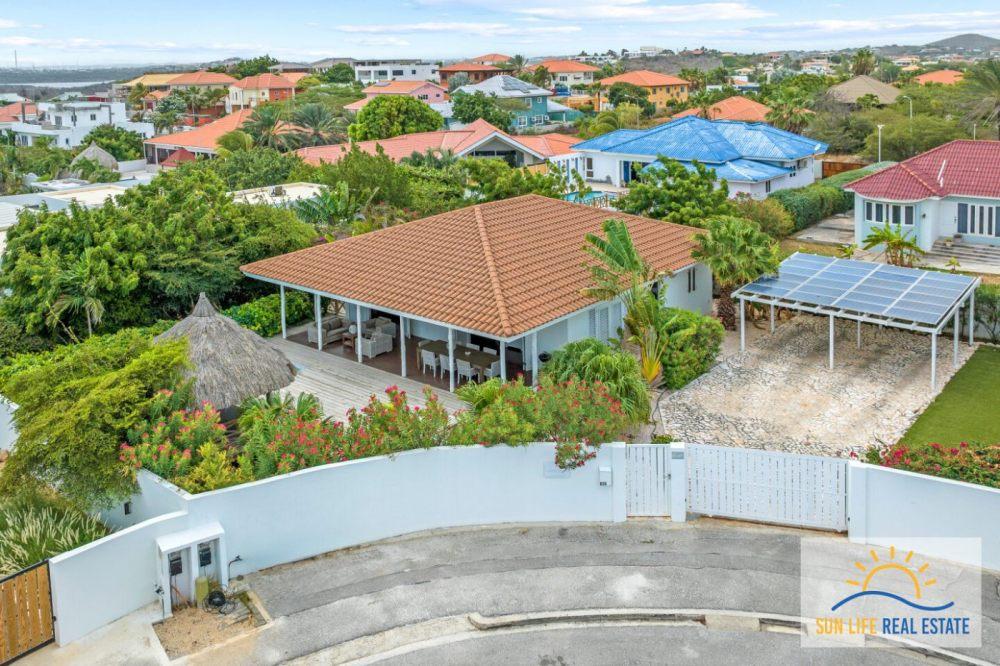Tropical Villa For Sale in Vista Royal