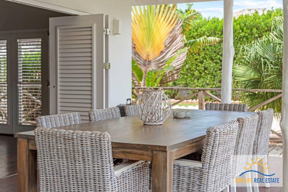 Tropical Villa For Sale in Vista Royal