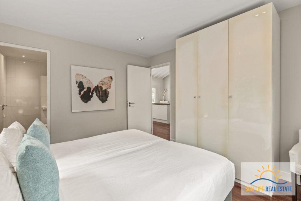 Tropical Villa For Sale in Vista Royal