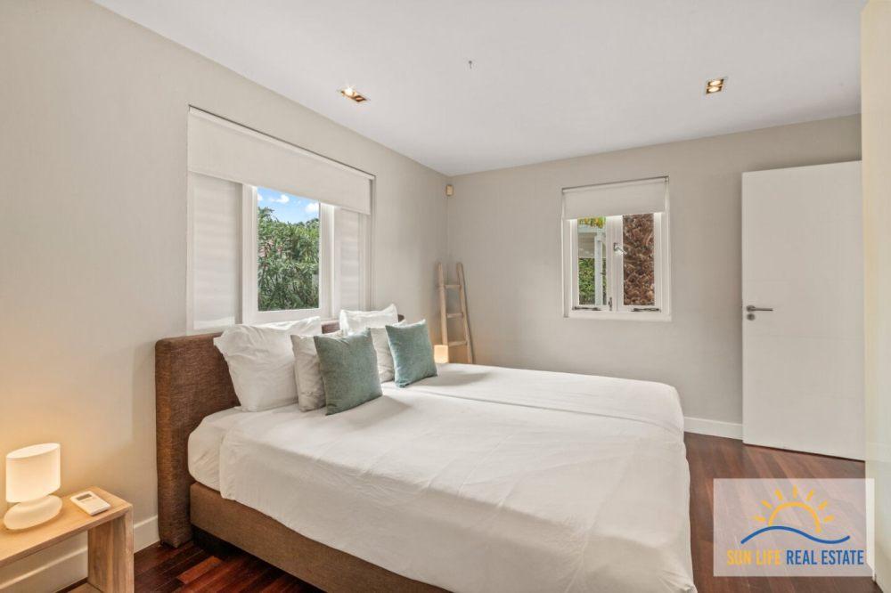 Tropical Villa For Sale in Vista Royal