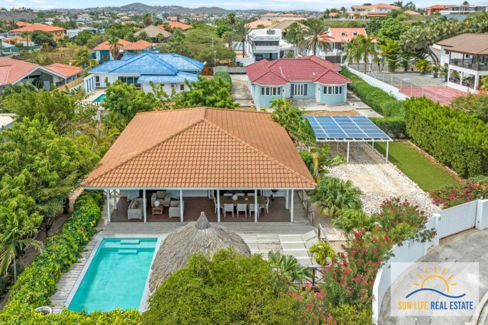 Tropical Villa For Sale in Vista Royal