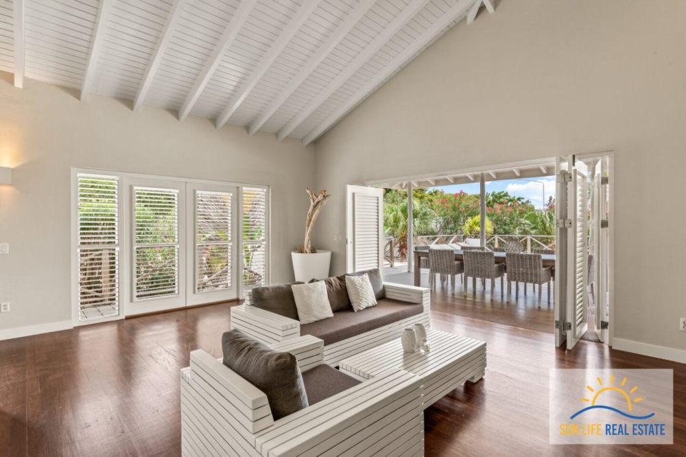 Tropical Villa For Sale in Vista Royal