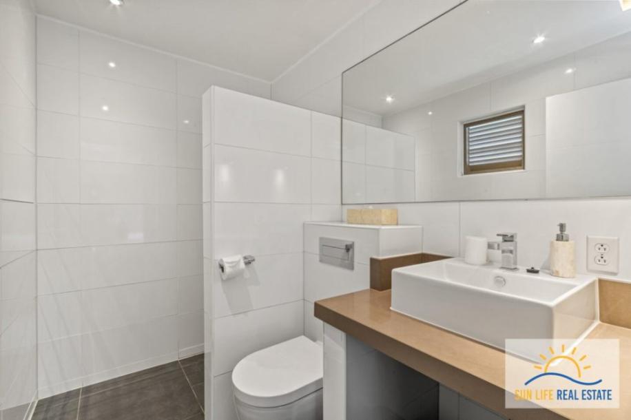 Tropical Villa For Sale in Vista Royal-5